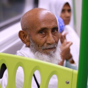 صورة حاج في قطار المشاعر المقدسة