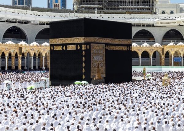 صورة الكعبة المشرفة وحولها جموع المعتمرين والطائفين