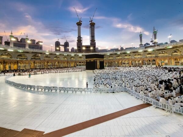 صورة الكعبة مع المصلين في ساحات الحرم المكي
