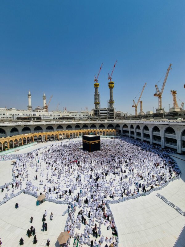 صورة المطاف مع الكعبة المشرفة ومنارات الحرم المكي