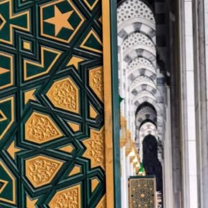 صورة جمالية للمصليات الداخلية تظهر فيها بوابة الحرم المكي