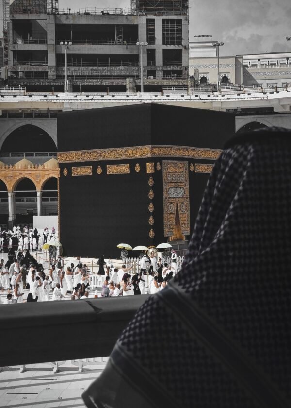 صورة رجل يتأمل الكعبة المشرفة