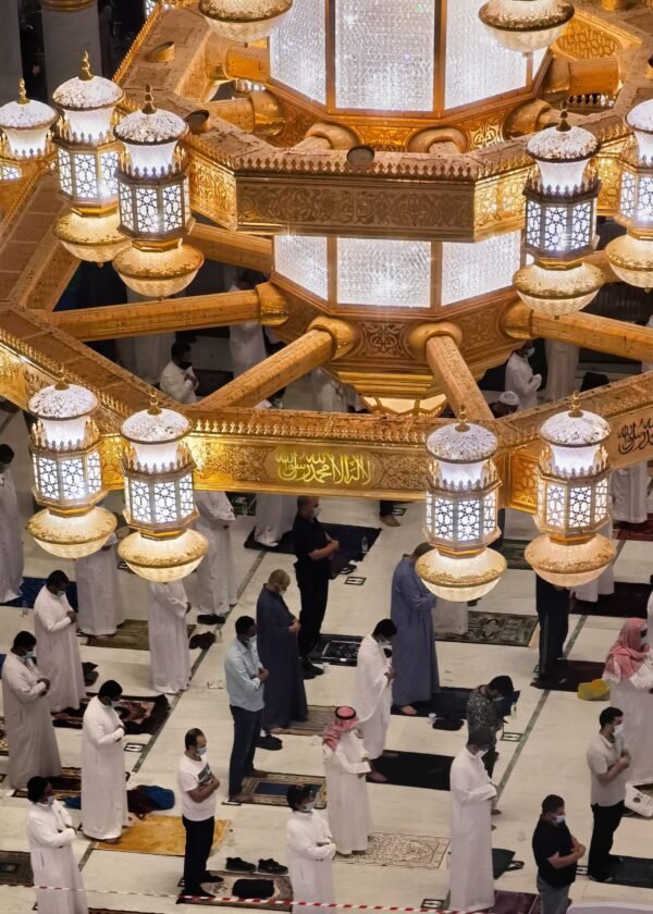 صورة لإحدى نجفات الحرم المكي يظهر فيها جموع المصلين