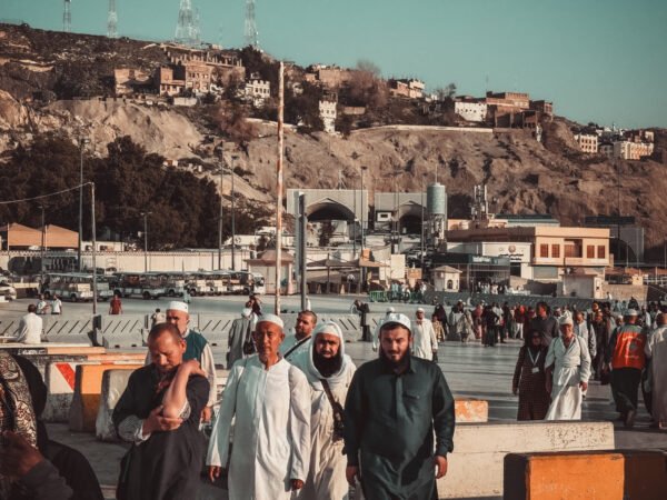صورة لوفود المسلمين في الشوارع المحيطة بالحرم المكي